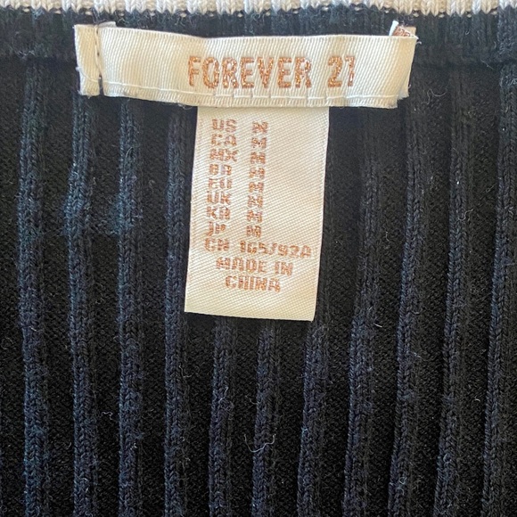 Forever 21 V-neck cropped back sweater with white trim! 🖤🤍🖤 - Picture 2 of 3